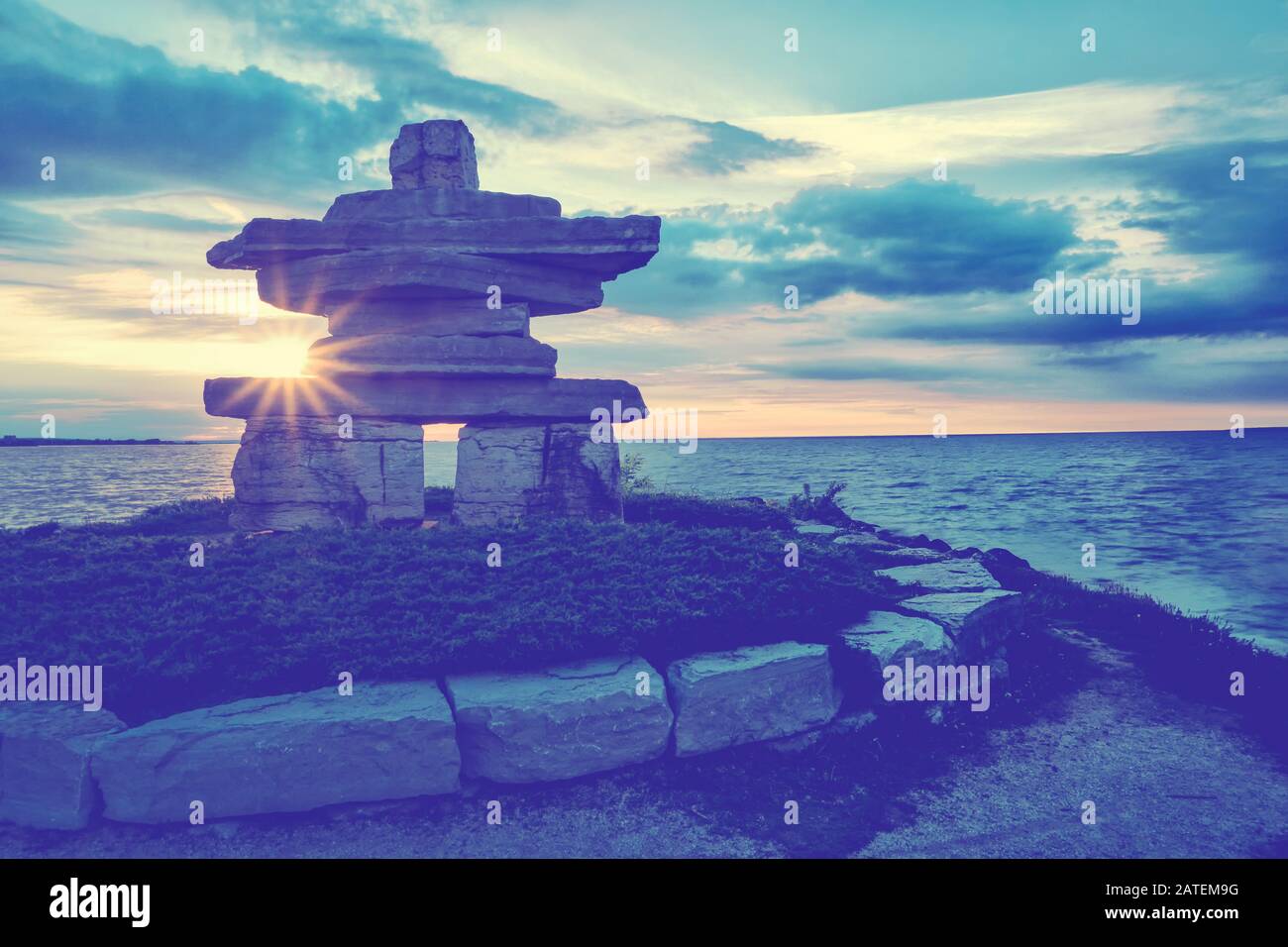 Canada Ontario Collingwood, Inukshuk at Sunset Point at Sunset Point at Sunset, Juni 2019, Inushuk Stone Landmark, We were Here, Pastell Tone Stockfoto