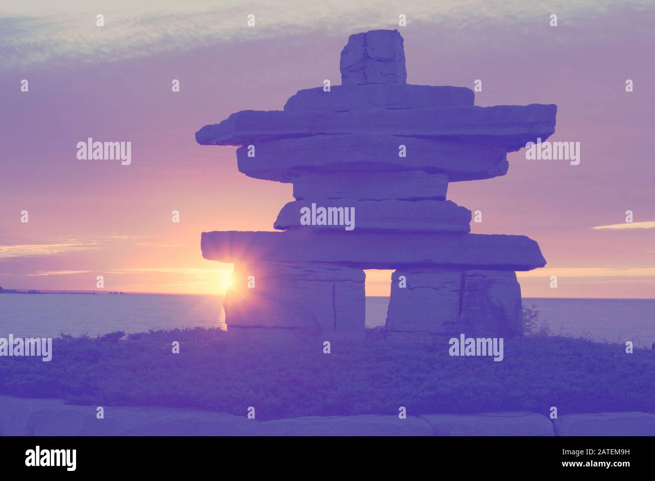 Canada Ontario Collingwood, Inukshuk at Sunset Point at Sunset Point at Sunset, Juni 2019, Inushuk Stone Landmark, We were Here, Pastell Tone Stockfoto