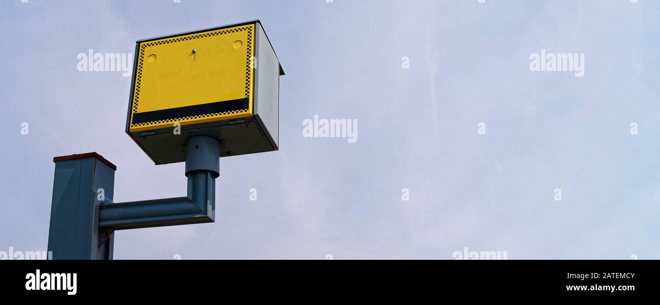 Rückansicht einer Gatso Speed Camera im Panoramaformat Stockfoto