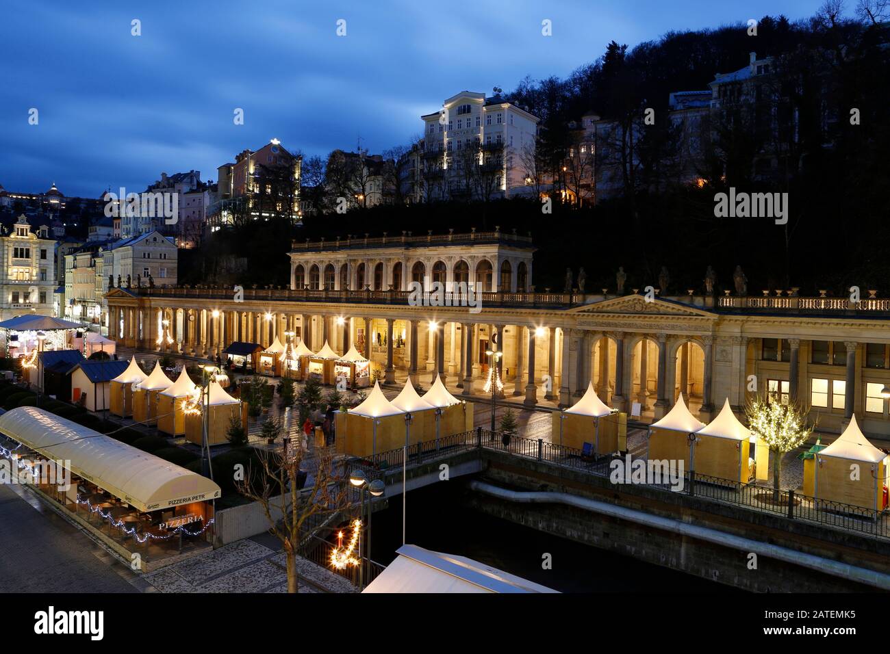 Weihnachtsmarkt an der Mühlenkononnade in Karlsbad, Karlsbad, Karlsbad, Tschechien, Europa Stockfoto