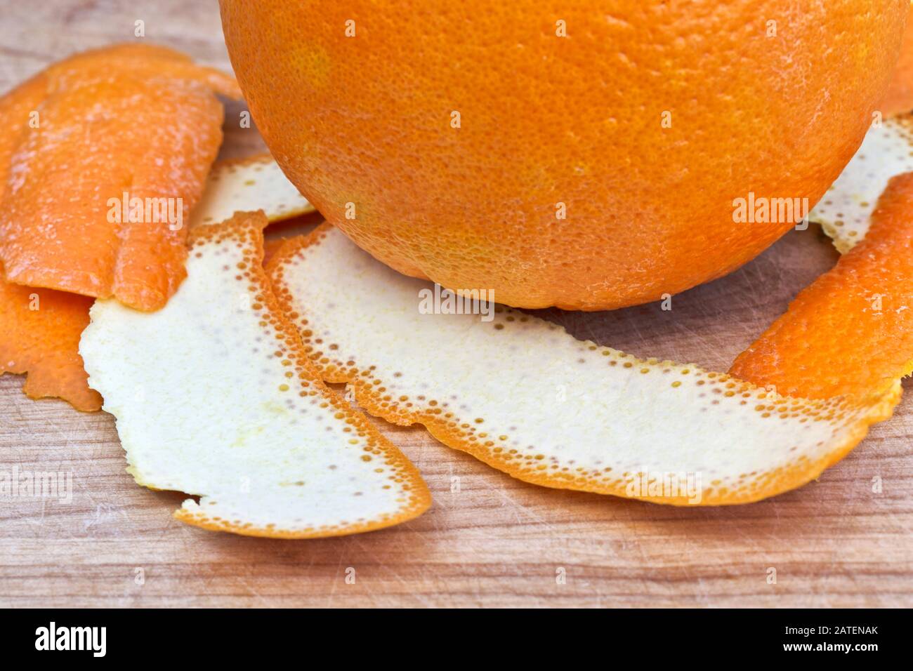 RIPE Navel Orange & Schälchen "Citrus sinensis" auf Schneidebrett, Kalifornien. Stockfoto