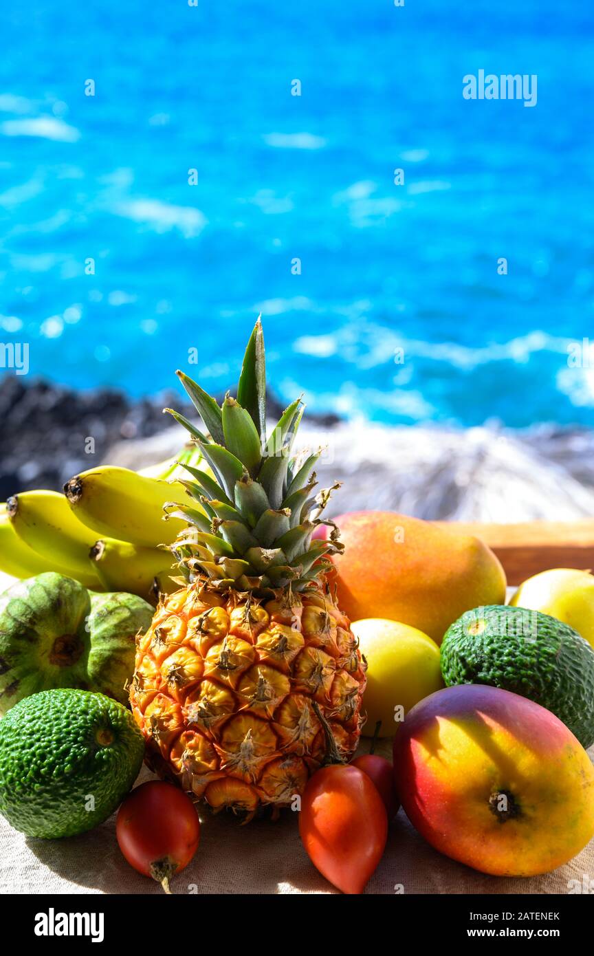 Tropische Früchte Sammlung, Custard Apple oder Grün reif cherymoia, Maracuja, Ananas, Mango, tamarillo, Avocado exotische Früchte auf blaues Meer hinterg Stockfoto