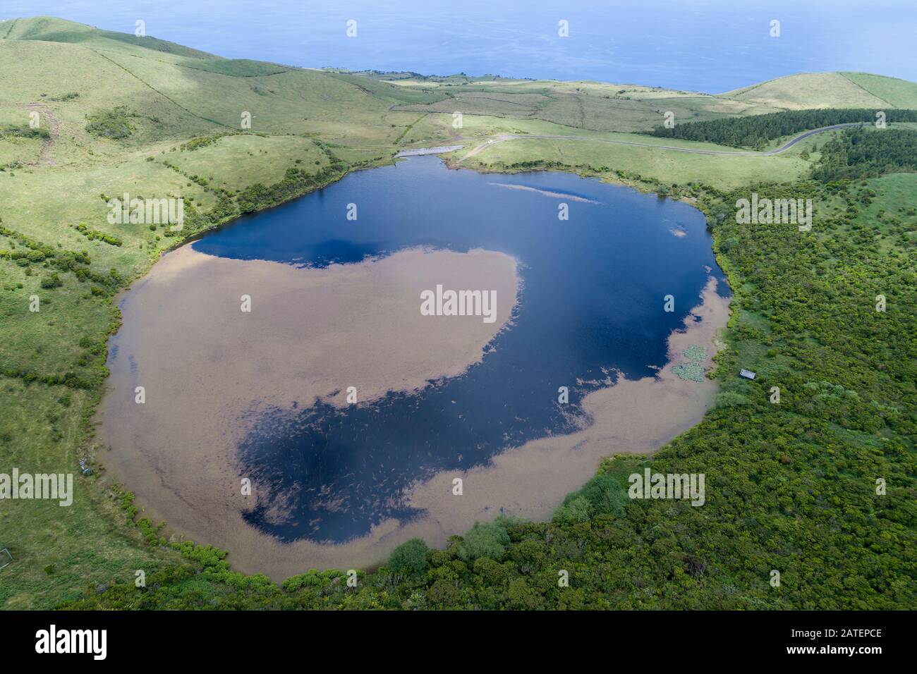 Luftbild von einem Kratersee auf dem Hochland von Pico, - Stockfoto