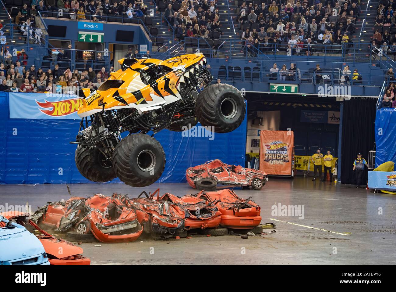 Birmingham, Großbritannien. Februar 2020. Spektakuläre Live-Show mit einigen der größten Monster-Truck-Fahrer, darunter der kultige Bigfoot, die in der Birmingham Arena auf der Hot Wheels Monster Trucks Lever Tour betäubt. Kredit: Gary Mather/Alamy Live News Stockfoto