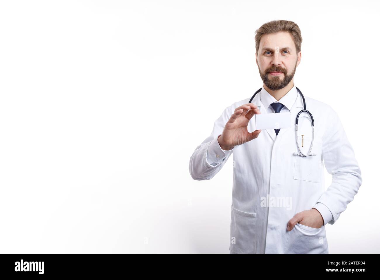 Inspirierter medizinischer Fachmann, der eine Kartonbox mit neuen Medikamenten vorführt, isolierte weiße Hintergrund-Copyspace Stockfoto