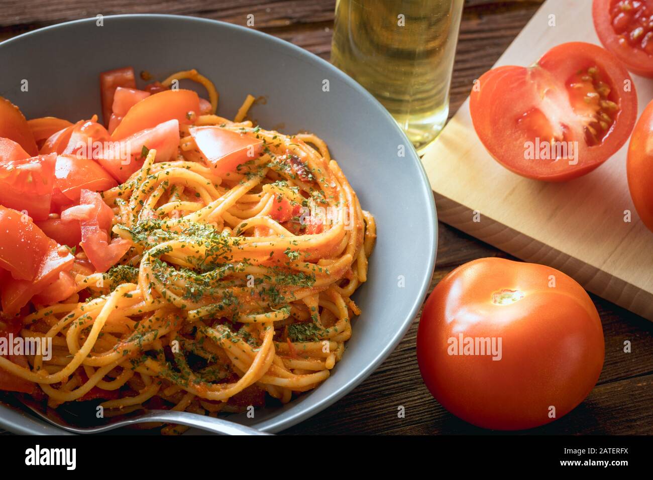 Spaghetti. Pasta mit Tomaten auf Holztafeln Stockfoto