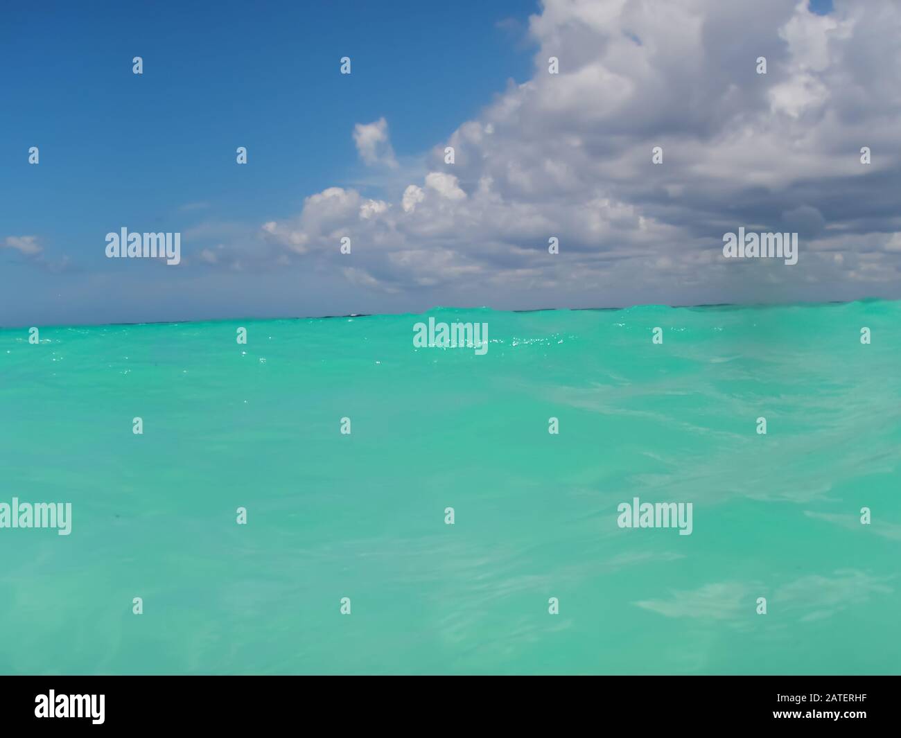 Wellen des karibischen Meeres und bewölkter Himmel am Horizont, perspektivisches Konzept Stockfoto