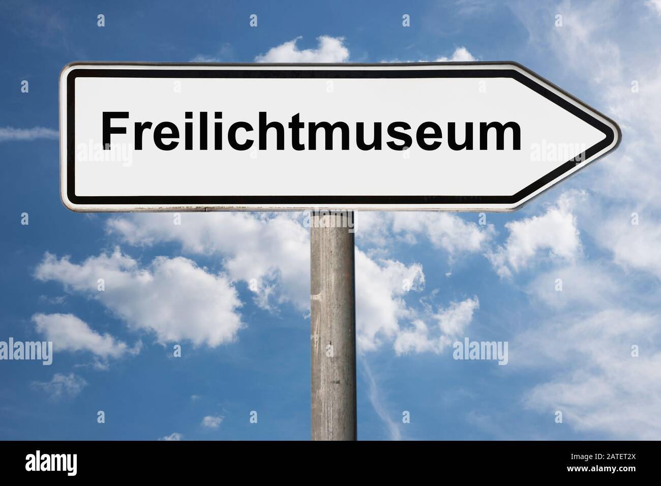 Detailfoto eines Wegweisers mit der Aufschrift Freilichtmuseum (Freilichtmuseum) Stockfoto