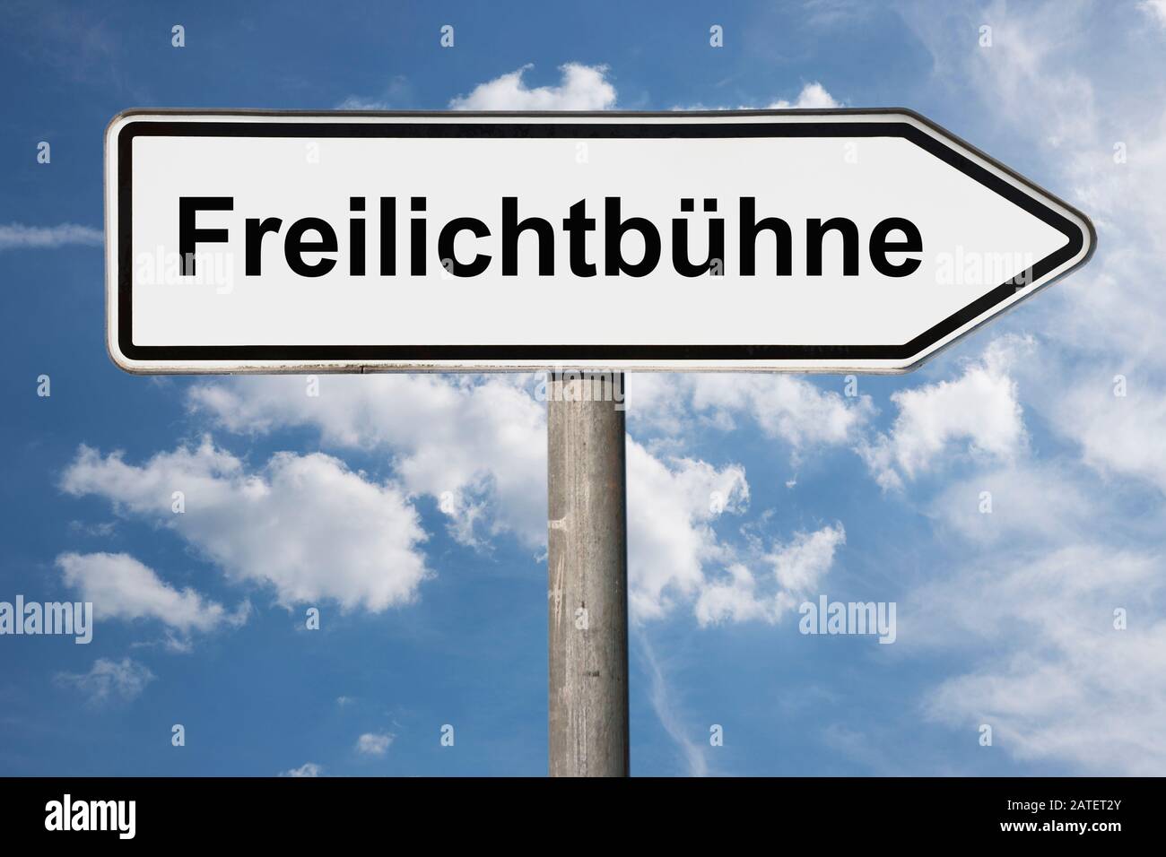 Detailfoto eines Wegweisers mit der Aufschrift Freilichtbühne (Freilichttheater) Stockfoto