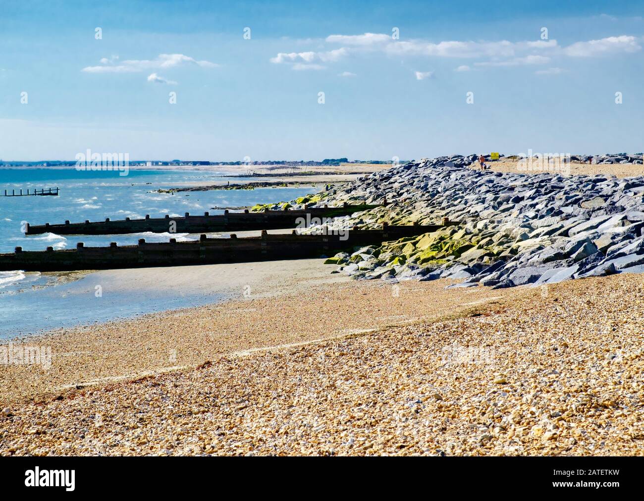 Wellenbrecher aus Stein und Holz am Schönen Strand mit Blick auf West, Bunn Leisure Coastal Protection Scheme, Selsey, West Sussex, England. Stockfoto