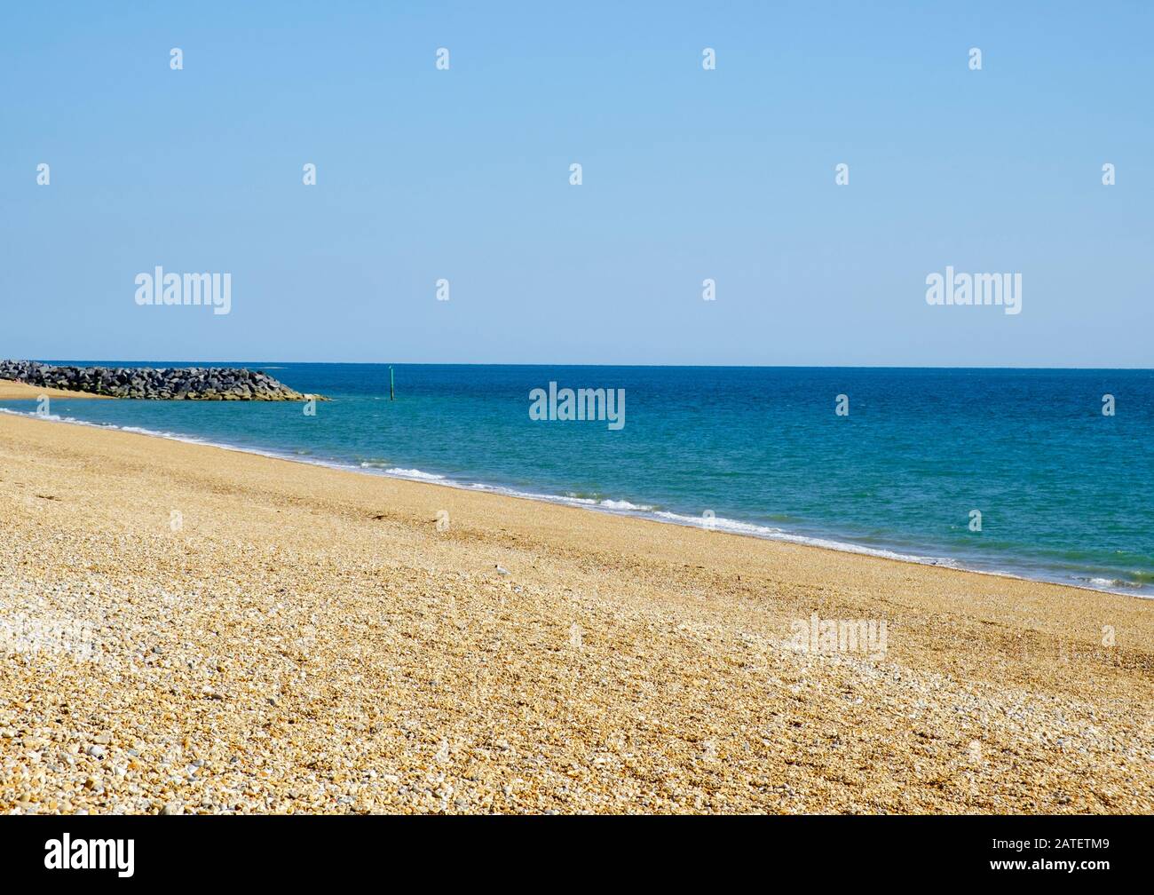 Schöner Strand, Bunn Freizeit-Küstenschutz, Selsey, West Sussex, England, Steinbruchwasser auf der linken Seite, Blick in die Bracklesham Bay. Stockfoto