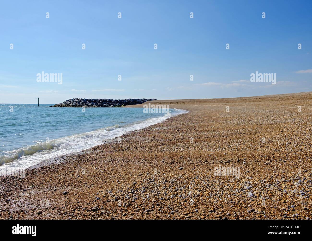 Schöner Strand, Bunn Freizeit-Küstenschutz, Selsey, West Sussex, England, Steinbruchwasser auf der rechten Seite, Blick in die Bracklesham Bay. Stockfoto
