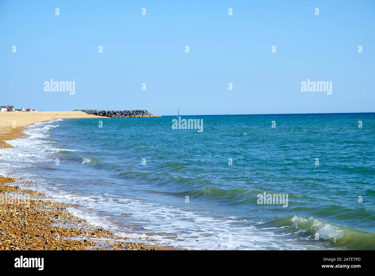 Schöner Strand, Bunn Freizeit-Küstenschutz, Selsey, West Sussex, England, Steinbruchwasser auf der linken Seite, Blick in die Bracklesham Bay. Stockfoto