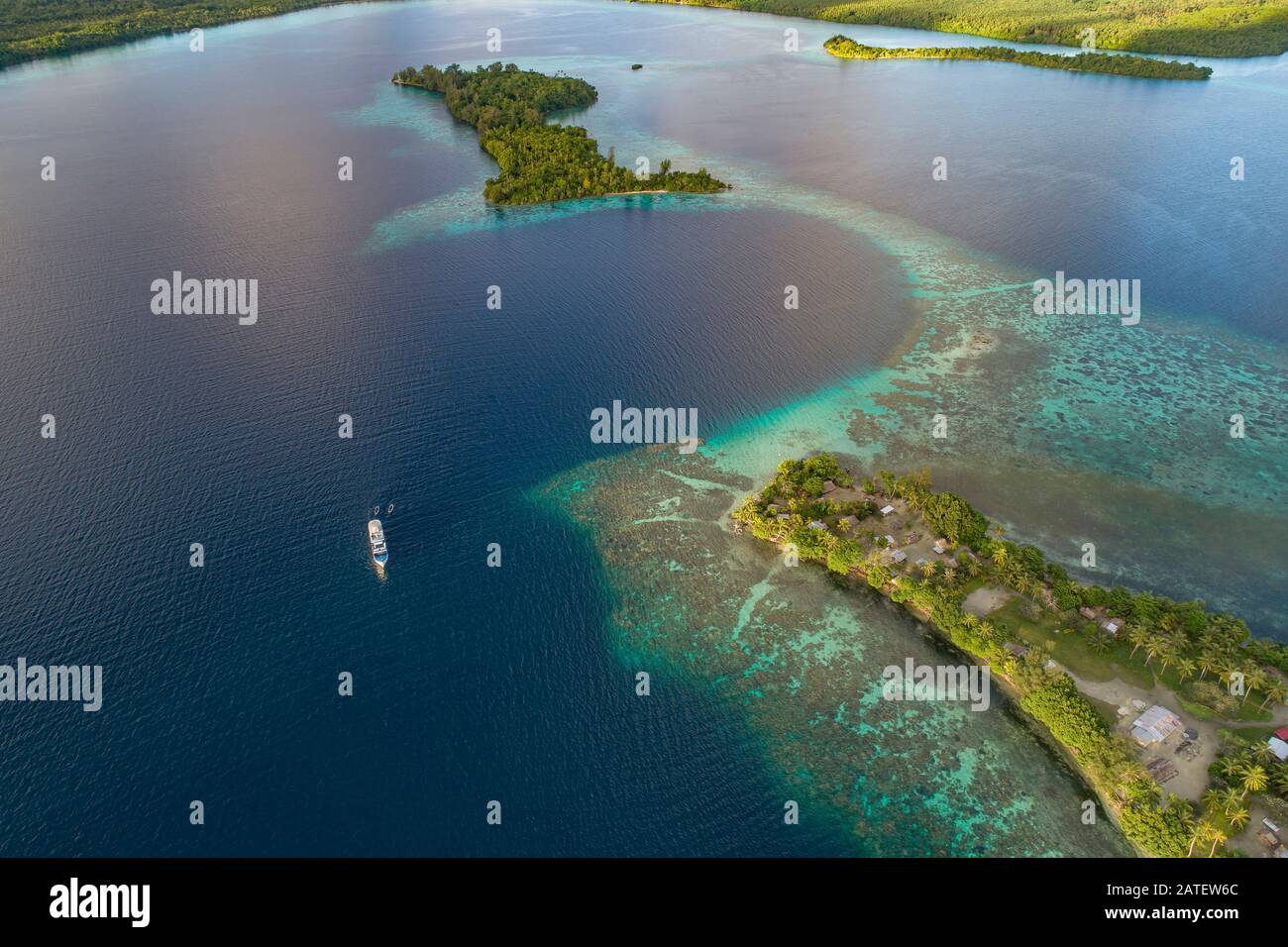 Luftbild von der Insel Karumolun, den Russell-Inseln, der Insel Karumolun, den Salomonen und der Salomonensee Stockfoto