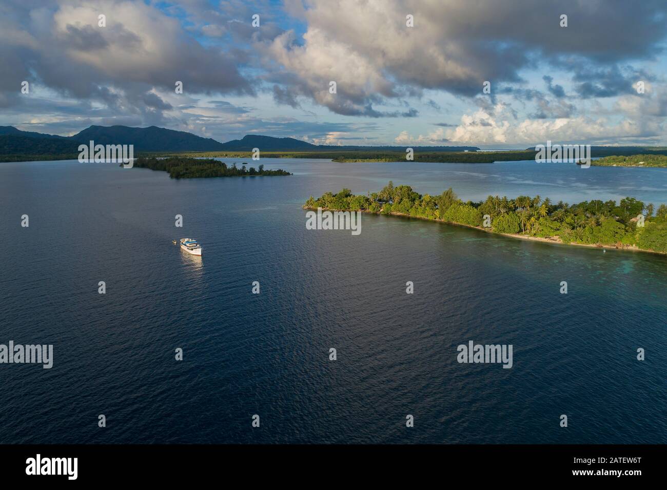 Luftbild von der Insel Karumolun, den Russell-Inseln, den Salomonen-Inseln und der Salomonensee Stockfoto