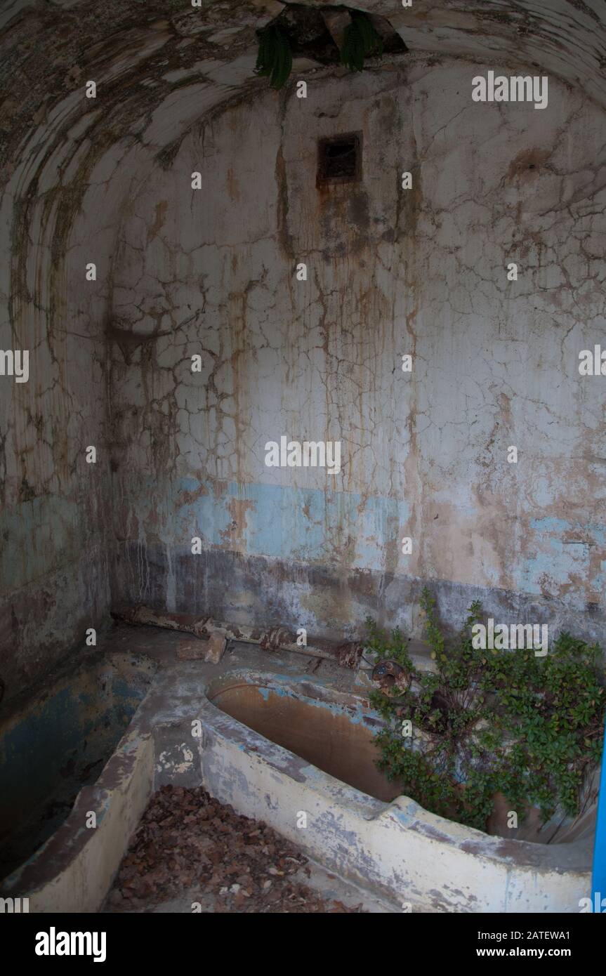 Altes viktorianisches Badehaus am natürlichen heißen Quellwasser der Mineralquellen in Rennes Les Bains in der Region Aude im Südwesten Frankreichs Stockfoto