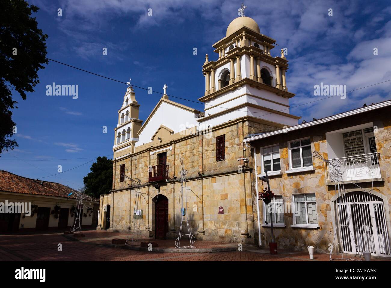 Our Lady of the Rosary Parish auf dem zentralen Platz von Cota Cundinamarca, Kolumbien, in der Nähe von Bogotá, 1. Februar 2020 Stockfoto