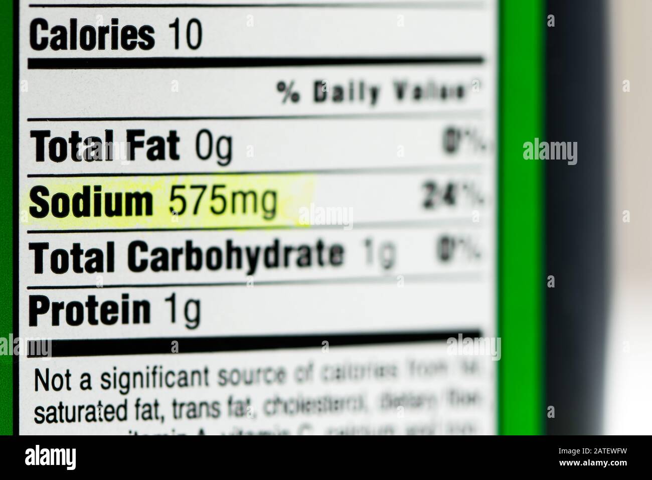 Etikett mit hohem Natriumgehalt in Nährstoffen Stockfoto