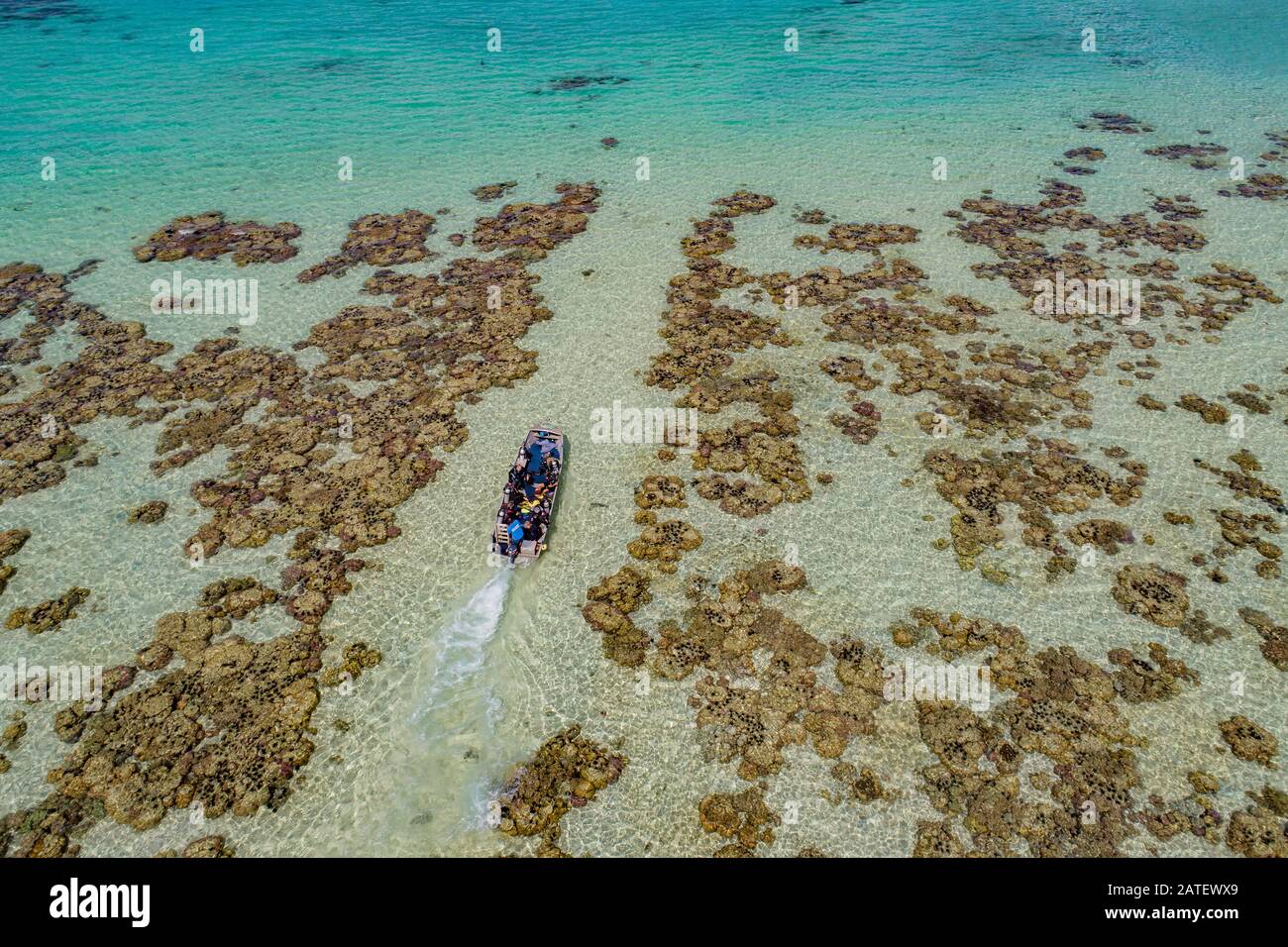 Luftbild der Tinnie Passage and Drop in Ghavutu Wharf, Ghavutu Island, Florida Islands und Sporttaucher im Boot, Solomon Islands, Solomon Sea Stockfoto