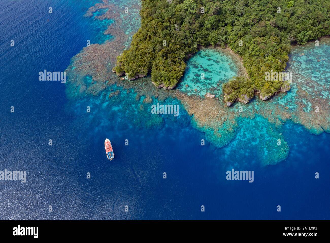 Luftaufnahme von Tawali mit Boot, Tawali, Papua-Neuguinea, Salomonensee Stockfoto