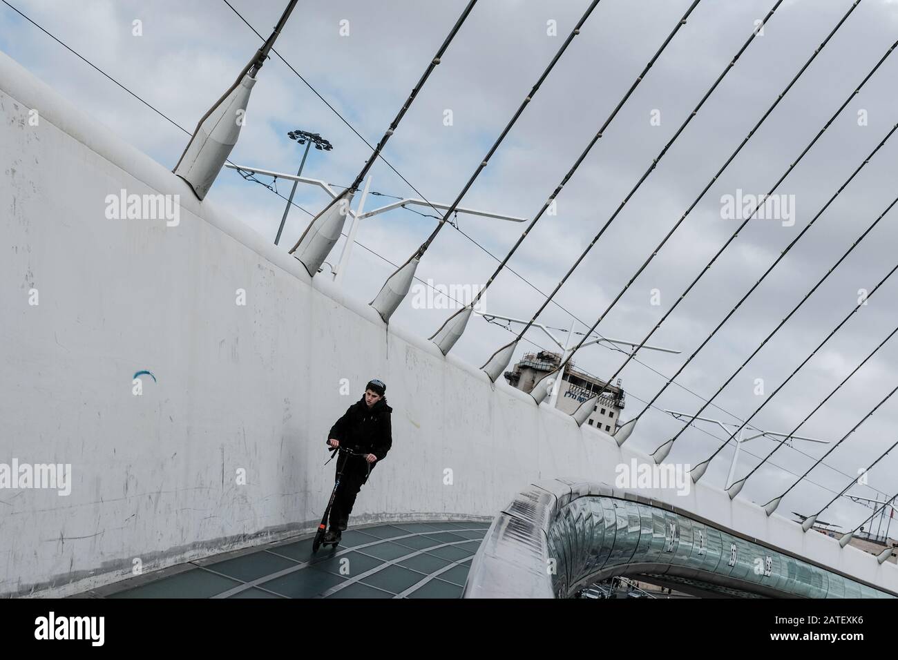 Jerusalem, Israel. Februar 2020. Ein junger Mann fährt mit einem Roller auf der Chords Bridge von Jerusalem, auch "Brücke der Saiten" genannt, die vom spanischen Architekten Santiago Calatrava entworfen und 2008 eingeweiht wurde. Gutschrift: Nir Alon/Alamy Live News. Stockfoto