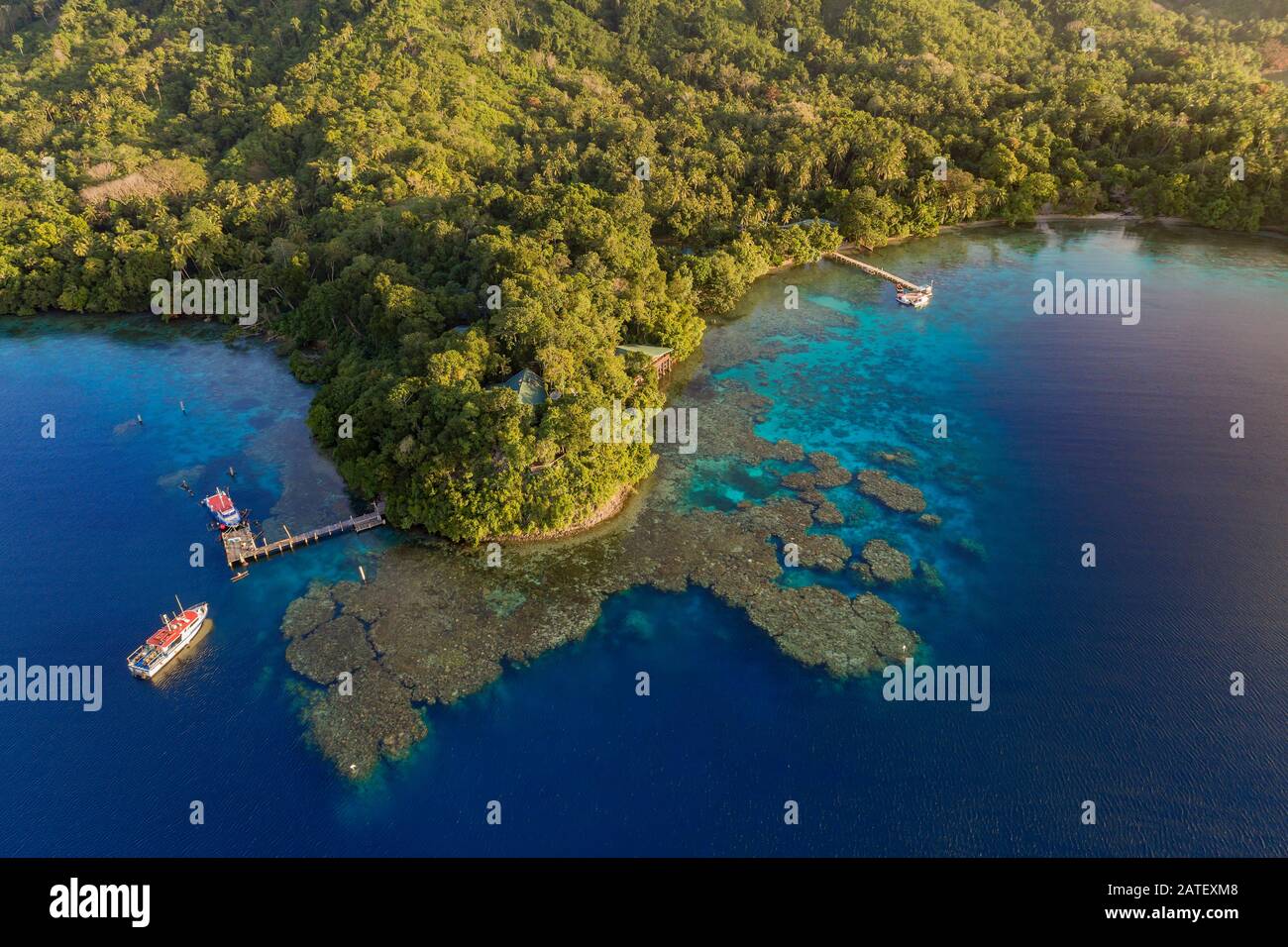 Luftaufnahme von Tawali mit Boot, Tawali, Papua-Neuguinea, Salomonensee Stockfoto