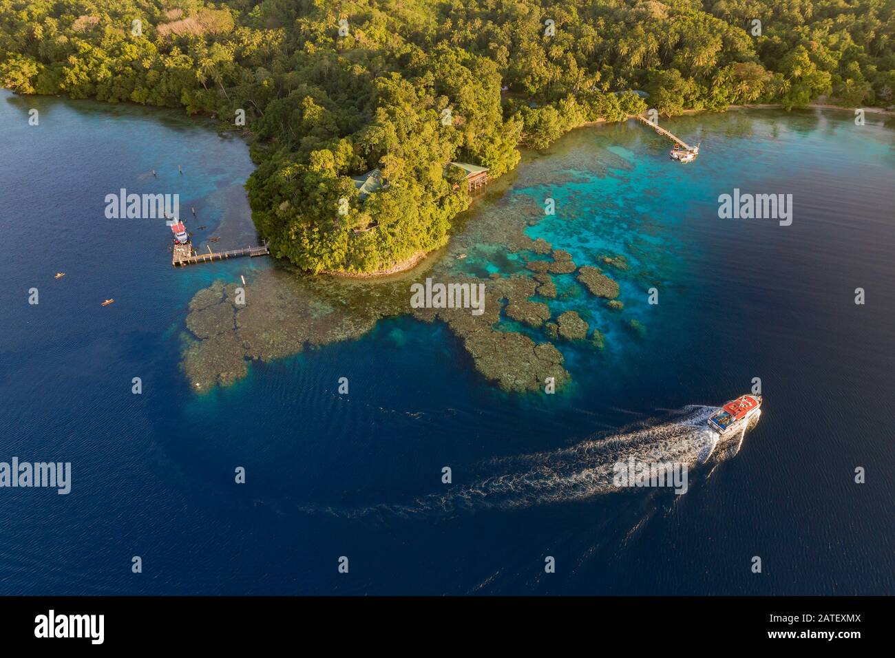 Luftaufnahme von Tawali mit Boot, Tawali, Papua-Neuguinea, Salomonensee Stockfoto