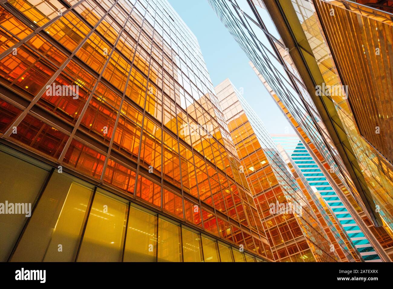 Goldene Glasfassade aus modernem Bürogebäude und blauem Himmel - Stockfoto