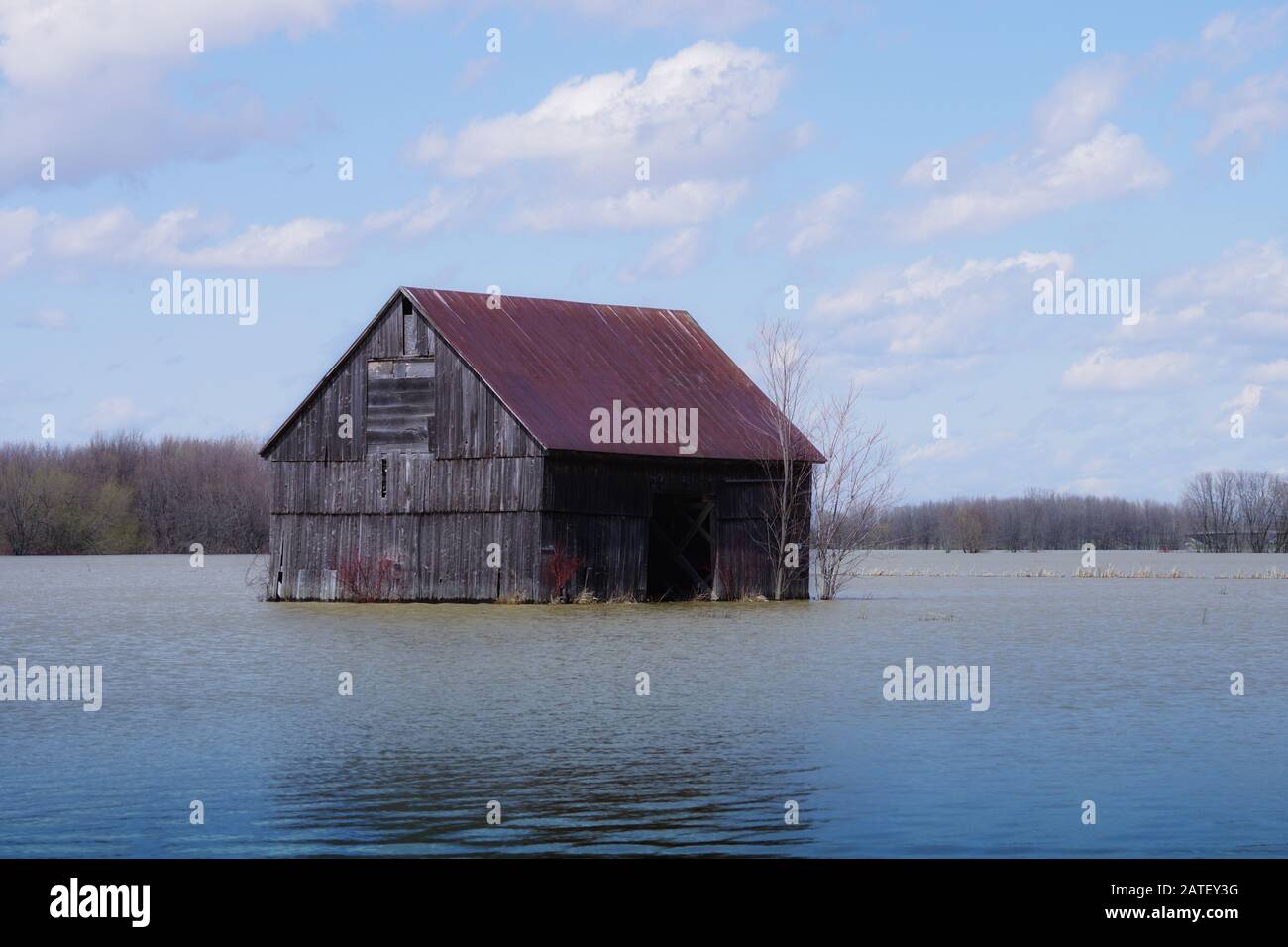 Eine alte Scheune, die durch eine Springflut in Quebec isoliert wurde Stockfoto