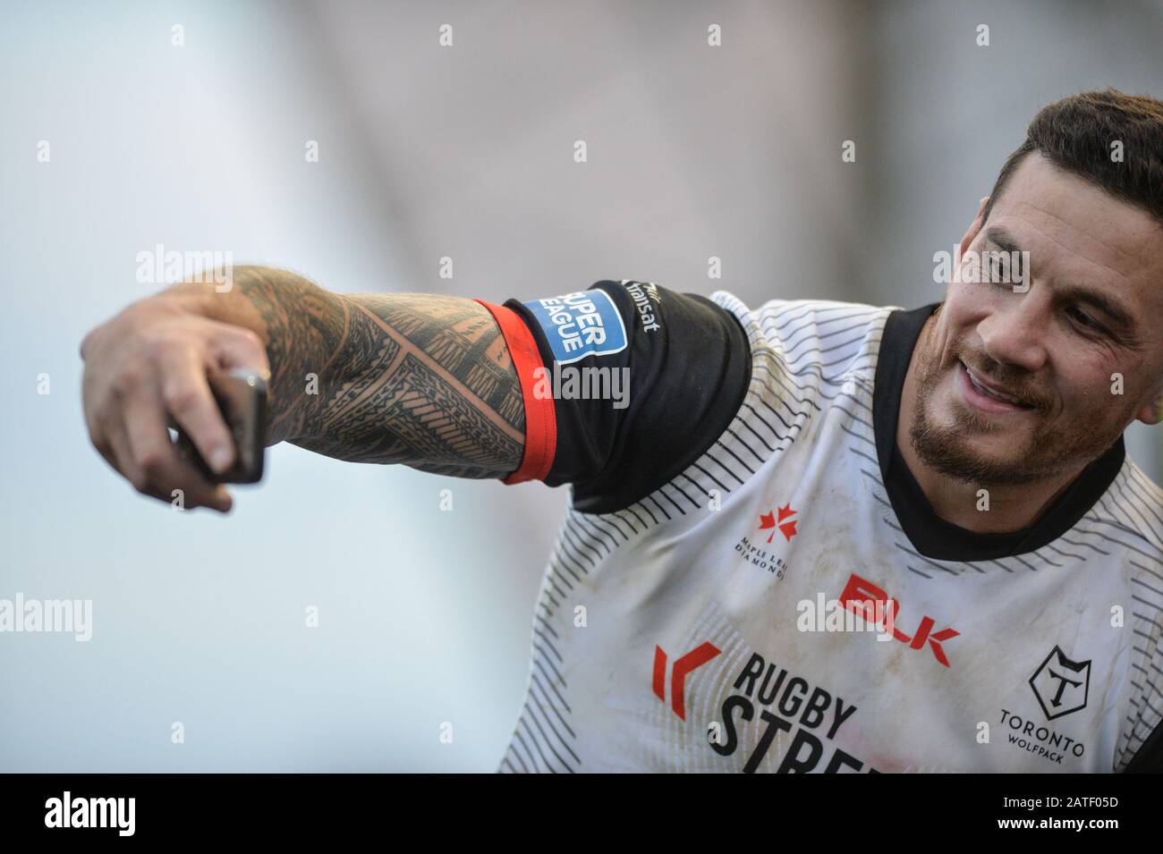 Leeds, Großbritannien, 2. Februar 2020. Der ehemalige All Black- und WM-Sieger Sonny Bill Williams aus Toronto Wolfpack holt selfie nach einem unbeeindruckenden Debüt für Toronto Wolfpack gegen Castleford Tigers. Credit: Dean Williams/Alamy Live News Stockfoto