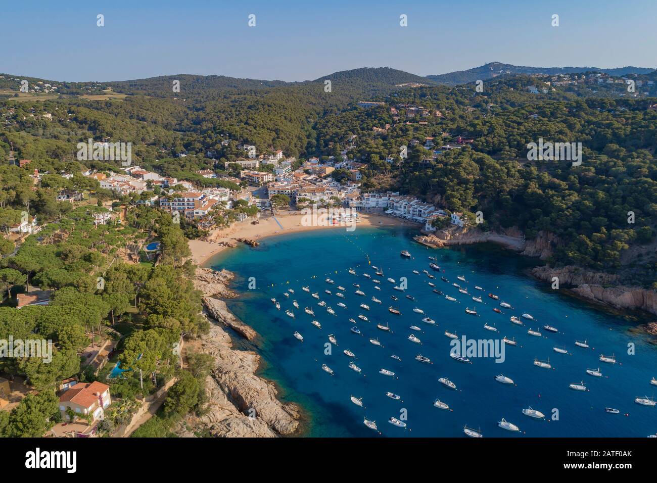 Luftaufnahme vom Strand in Tamariu, Costa Brava, Spanien, Mittelmeer Stockfoto