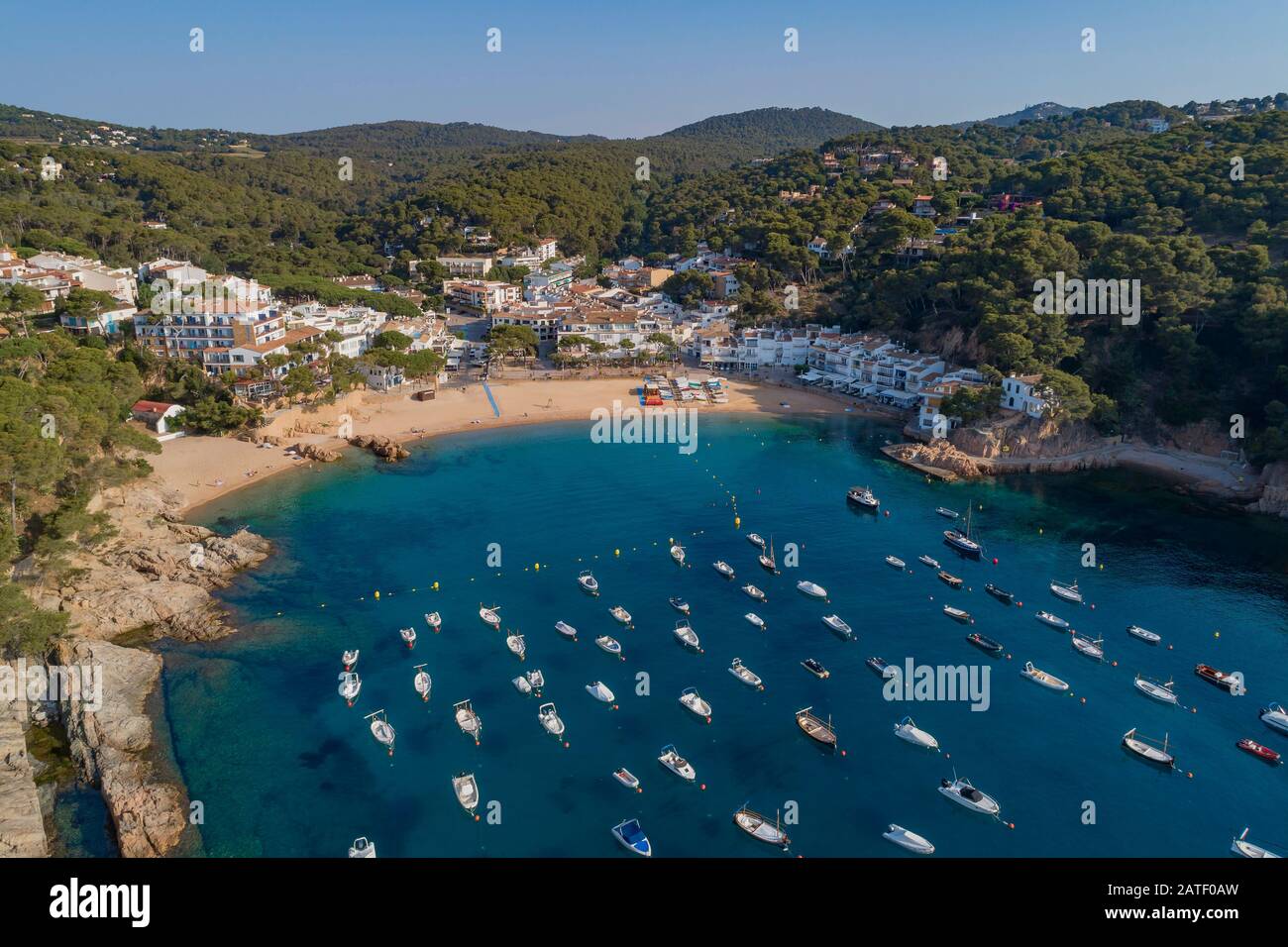 Luftaufnahme vom Strand in Tamariu, Costa Brava, Spanien, Mittelmeer Stockfoto