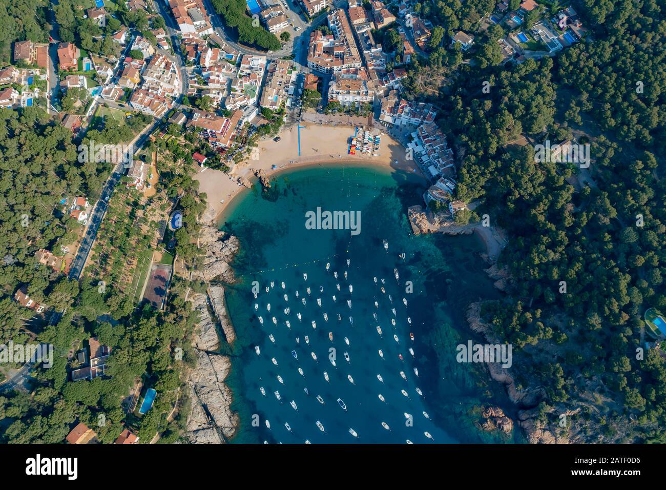 Luftaufnahme vom Strand in Tamariu, Costa Brava, Spanien, Mittelmeer Stockfoto