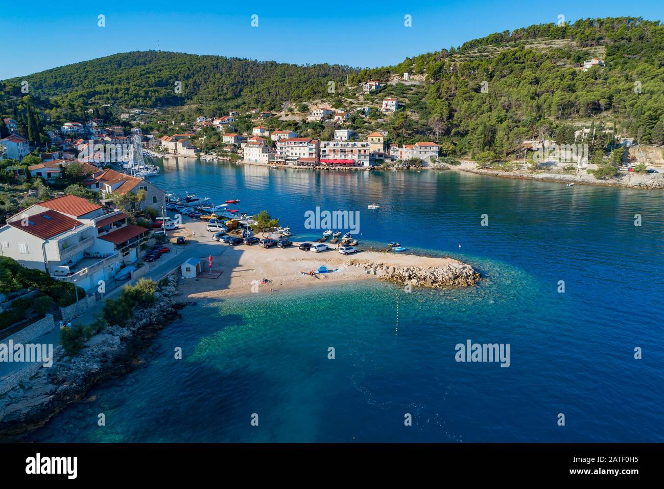 Luftaufnahme des Fischerdorfs Stomorska, Insel Solta, Dalmatien, Kroatien, Adria, Mittelmeer Stockfoto