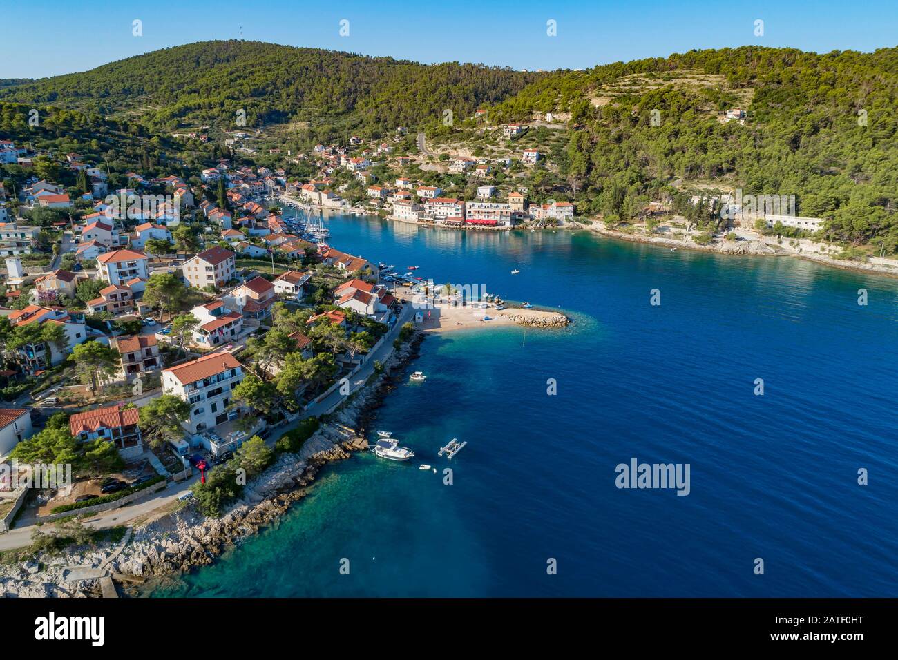 Luftaufnahme des Fischerdorfs Stomorska, Insel Solta, Dalmatien, Kroatien, Adria, Mittelmeer Stockfoto