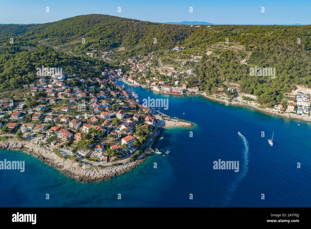 Luftaufnahme des Fischerdorfs Stomorska, Insel Solta, Dalmatien, Kroatien, Adria, Mittelmeer Stockfoto