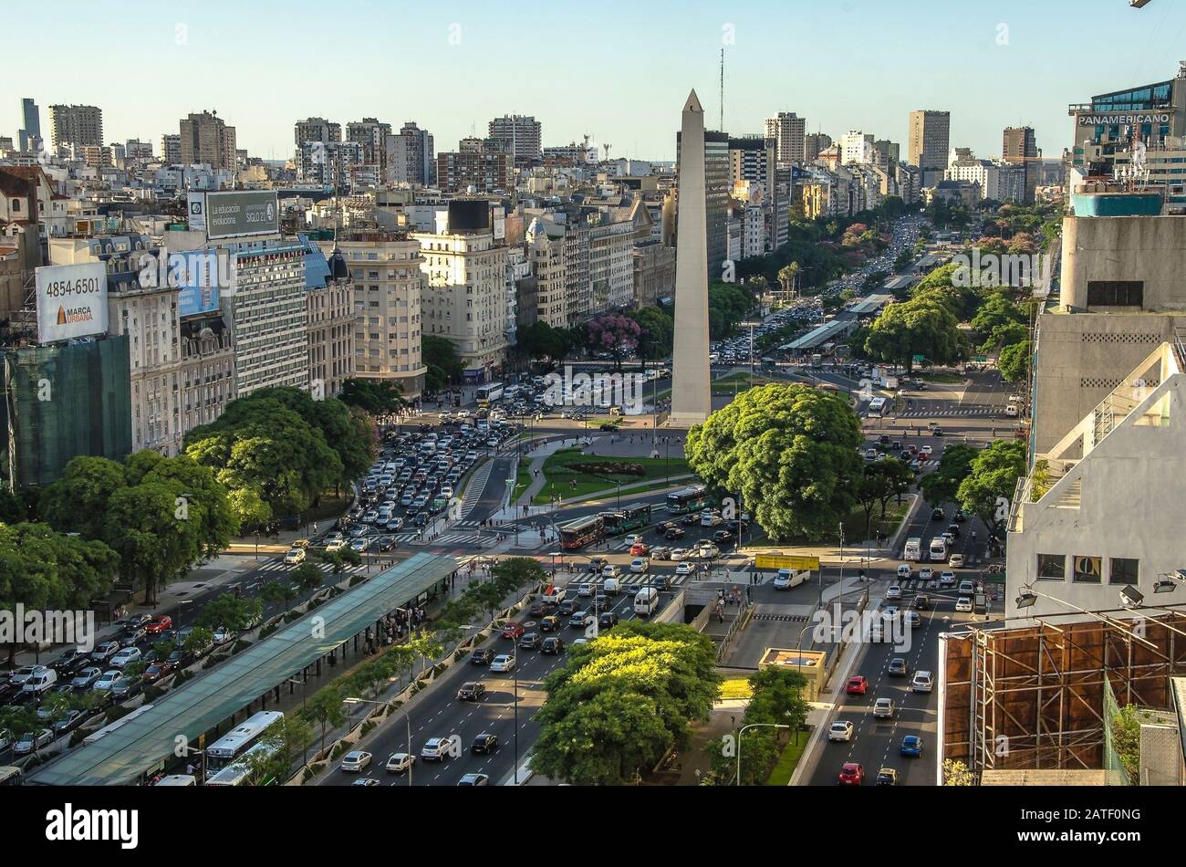 Buenos Aires, Argentinien, - Februar. 20. 2016: Luftbild von Obelisco de Buenos Aires (Obelisk), historisches Denkmal und Wahrzeichen der Stadt, auf der Plaza de Stockfoto