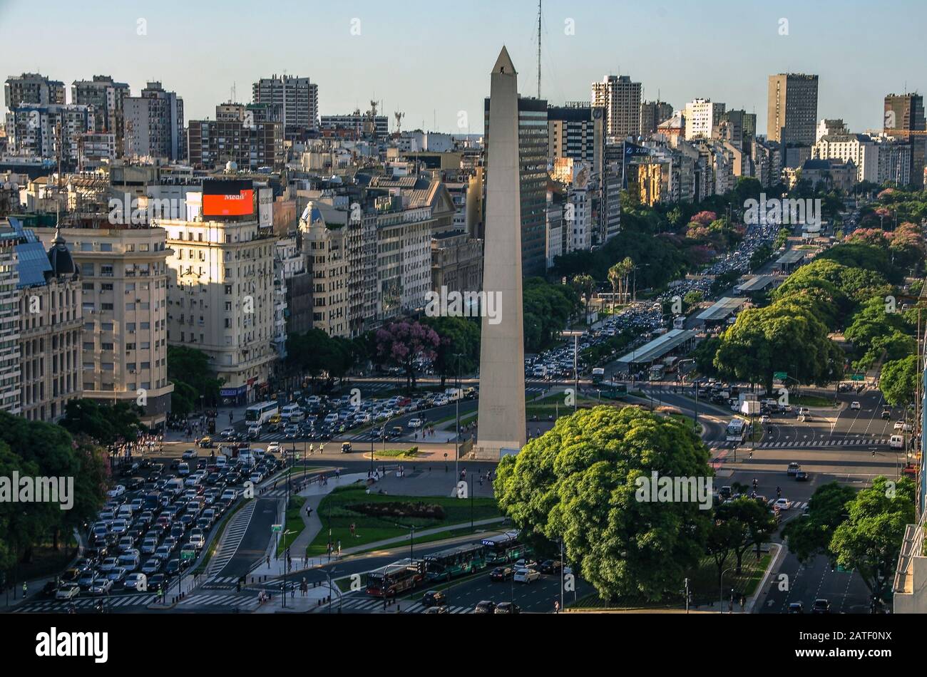 Buenos Aires, Argentinien, - Februar. 20. 2016: Obelisco de Buenos Aires (Obelisk), historisches Denkmal und Wahrzeichen der Stadt, auf der Plaza de la Republica at Stockfoto