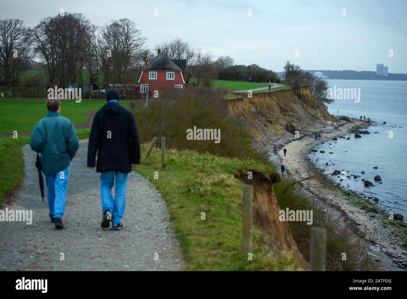 02. Februar 2020, Schleswig-Holstein, Lübeck: Passanten gehen auf einem Wanderweg am Brodtener Steilufer und entlang des Ostseestufens in der Lübecker Bucht. Foto: Gregor Fischer / dpa Stockfoto