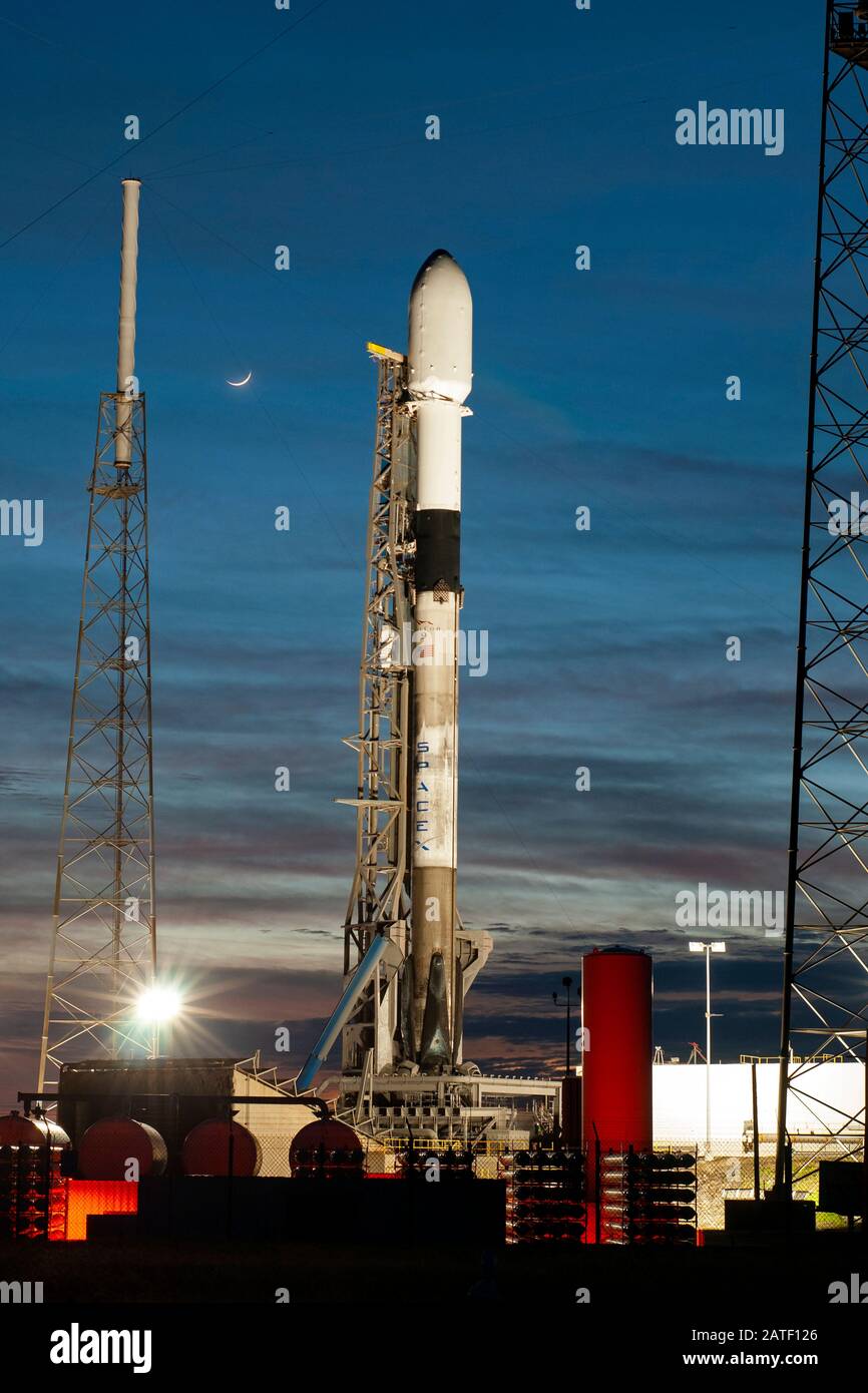 Eine SpaceX Falcon 9-Rakete steht für den Start auf Komplex 40 an der Cape Canaveral Air Force Station bereit. Stockfoto