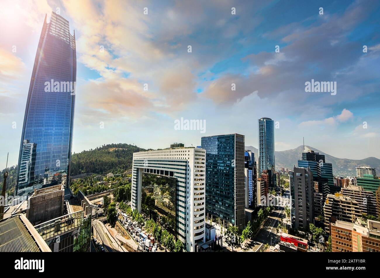Skyline des Finanzviertels in Providencia in Santiago de Chile im Hintergrund Stockfoto