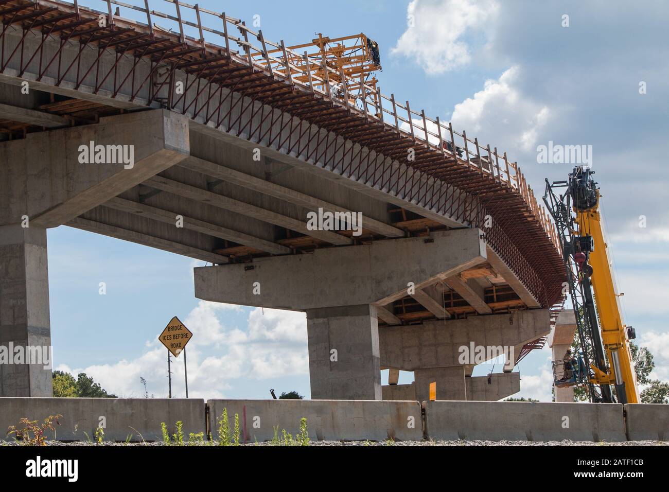 Gekrümmter Abschnitt der im Bau befindlichen Brückenüberführung im Bereich der Metro Atlanta Stockfoto