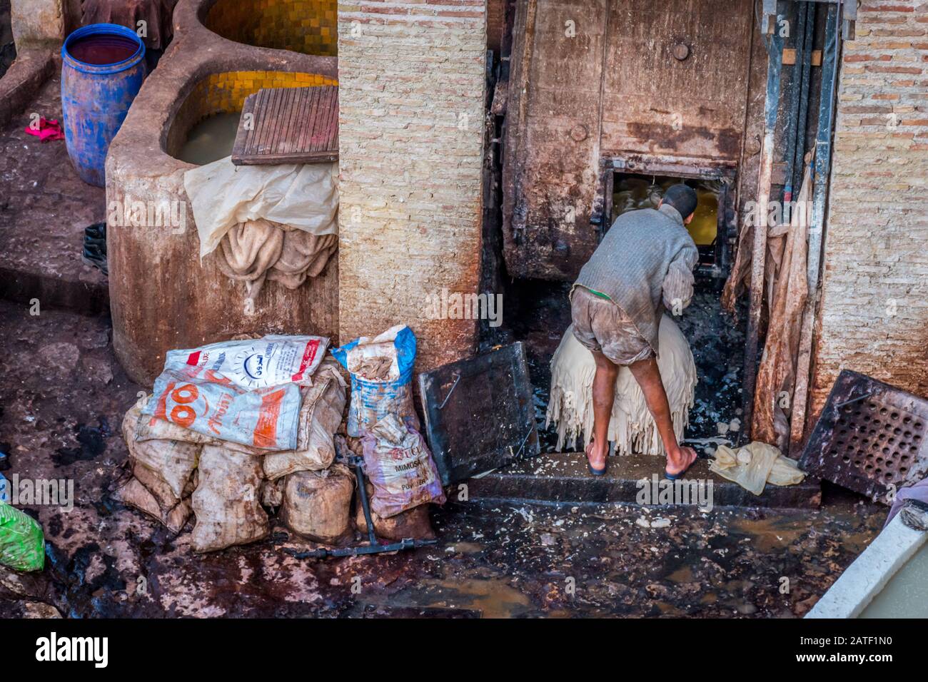 Mann, der Chouara Tannery, Fez, Marokko arbeitet Stockfoto