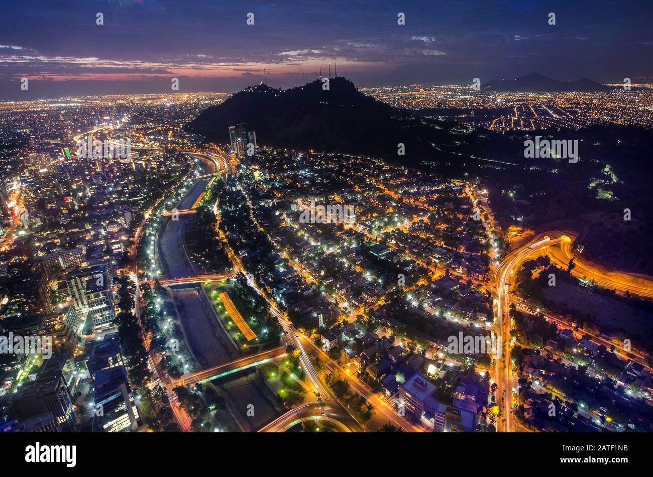 Nachtansicht von Santiago de Chile in Richtung Osten der Stadt, mit Blick auf den Fluss Mapocho und die Bezirke Providencia und Las Condes Stockfoto