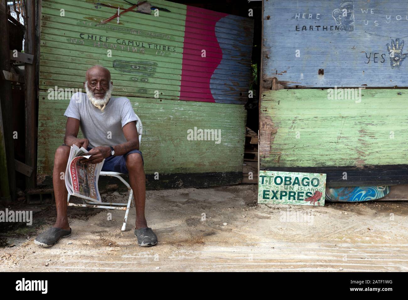 Man Reading Zeitung, Maracas Bay Village, Trinidad & Tobago Stockfoto