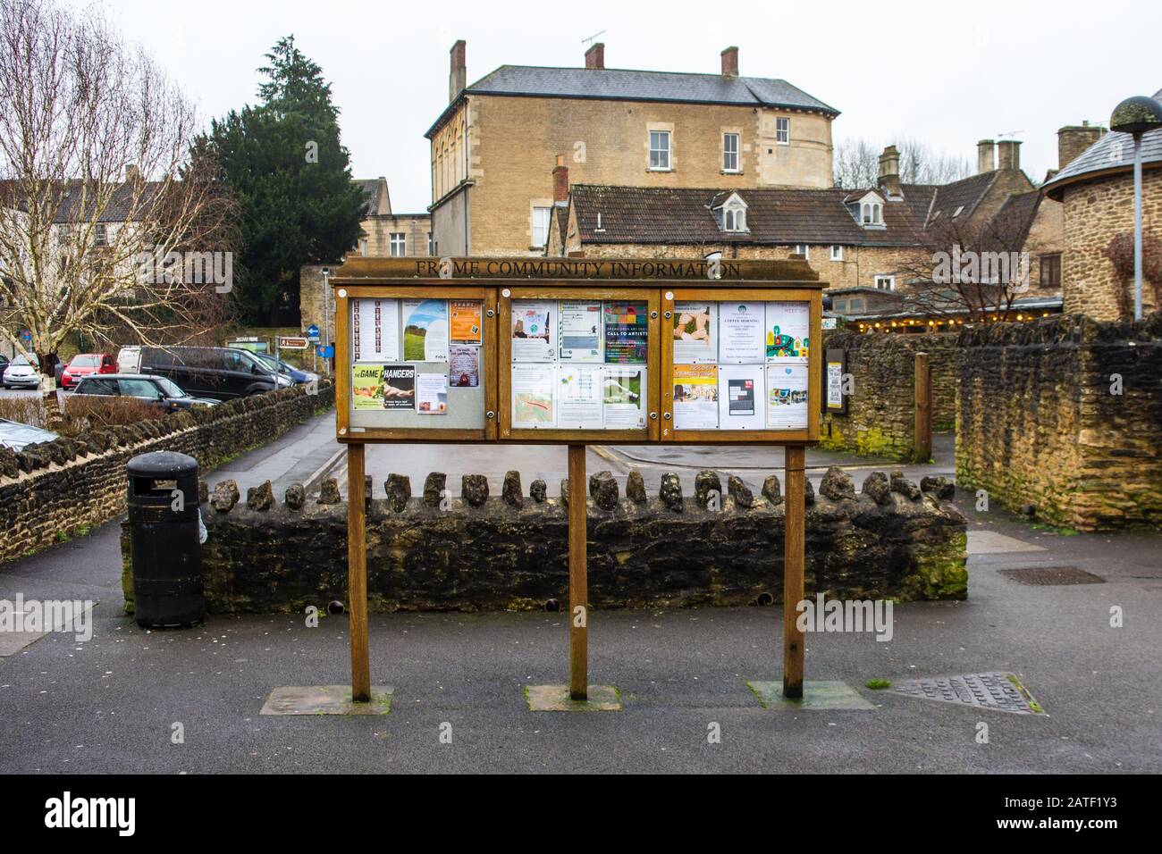 Ein Informationsblatt der Gemeinde in der Stadt Frome Somerset mit Flyern und Plakaten für Veranstaltungen und Gruppen Stockfoto