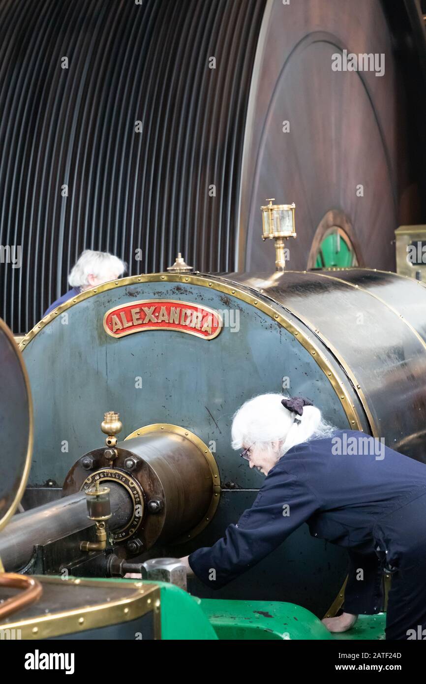 Ein Freiwilliger neigt zur Dampfmaschine im EllenRoad Museum, dem Sitz der größten arbeitenden Dampfmaschine der Welt Stockfoto