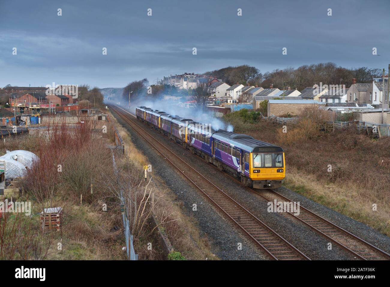 4 Zurückgezogene Arriva Northern Bahnklasse 142-Schrittmacherzüge, die von Barrow In Furness in Richtung weiterer Lagerung abfahren, bevor sie verschrottet werden Stockfoto