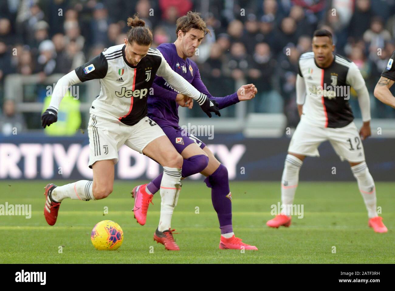 Allianz Stadium, Turin, Italien. Februar 2020. Fußball der Serie A, Juventus gegen Fiorentina; Adrien Rabiot von Juventus schirmt den Ball von Dusan Vlahovic von Fiorentina Credit ab: Action Plus Sports/Alamy Live News Stockfoto