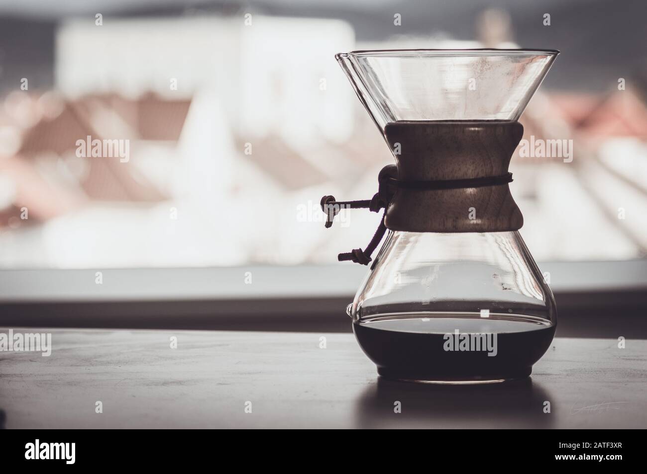 Kaffee im Stil "schütten" vor dem Fenster, geringe Schärfentiefe Stockfoto